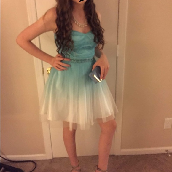 Blue homecoming dress offers welcome - Picture 1 of 3